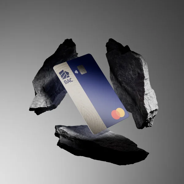 Visualización CGI de una tarjeta BAC entre rocas oscuras